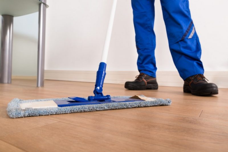 Чем отмыть линолеум в домашних условиях: пошаговая инструкция по удалению сложных типов пятен и грязи