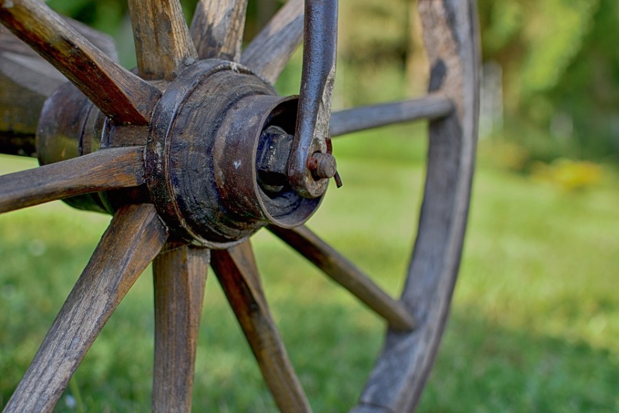 Деревянное колесо своими руками: инструкции и пошаговое изготовление декоративных украшений сада
