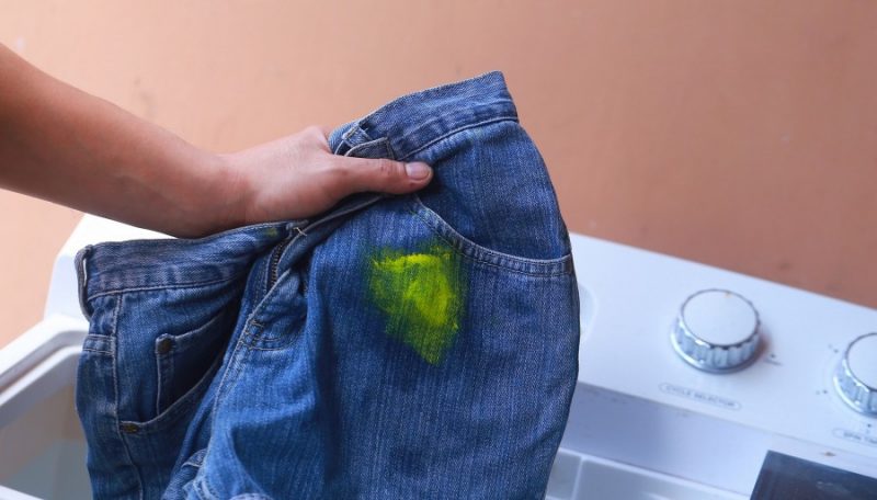 Пятно на джинсах - как избавиться в домашних условиях? Обзор самых эффективных методик + инструкция с фото и видео