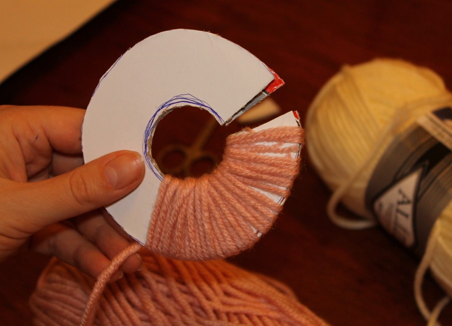 Как сделать помпон: мастер-класс простых и быстрых способов пошива из пряжи