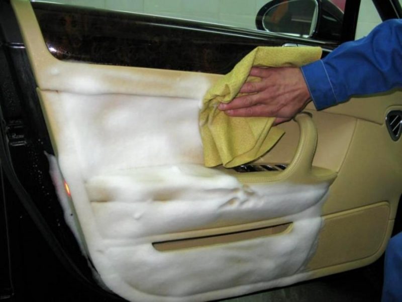 Чем отмыть тканевый салон автомобиля своими руками