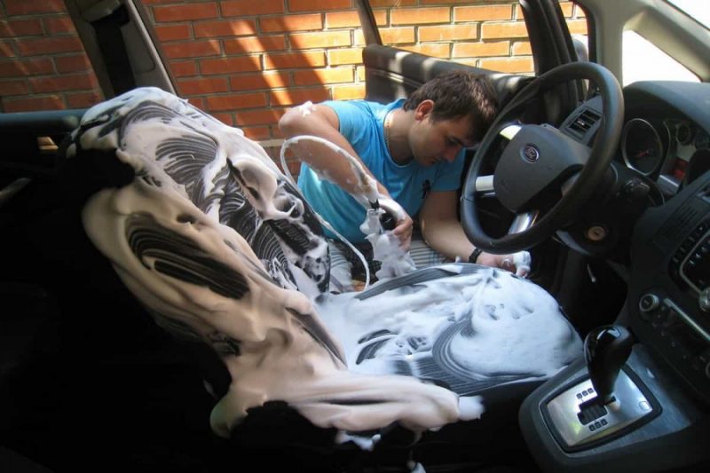 Как отмыть самому салон машины