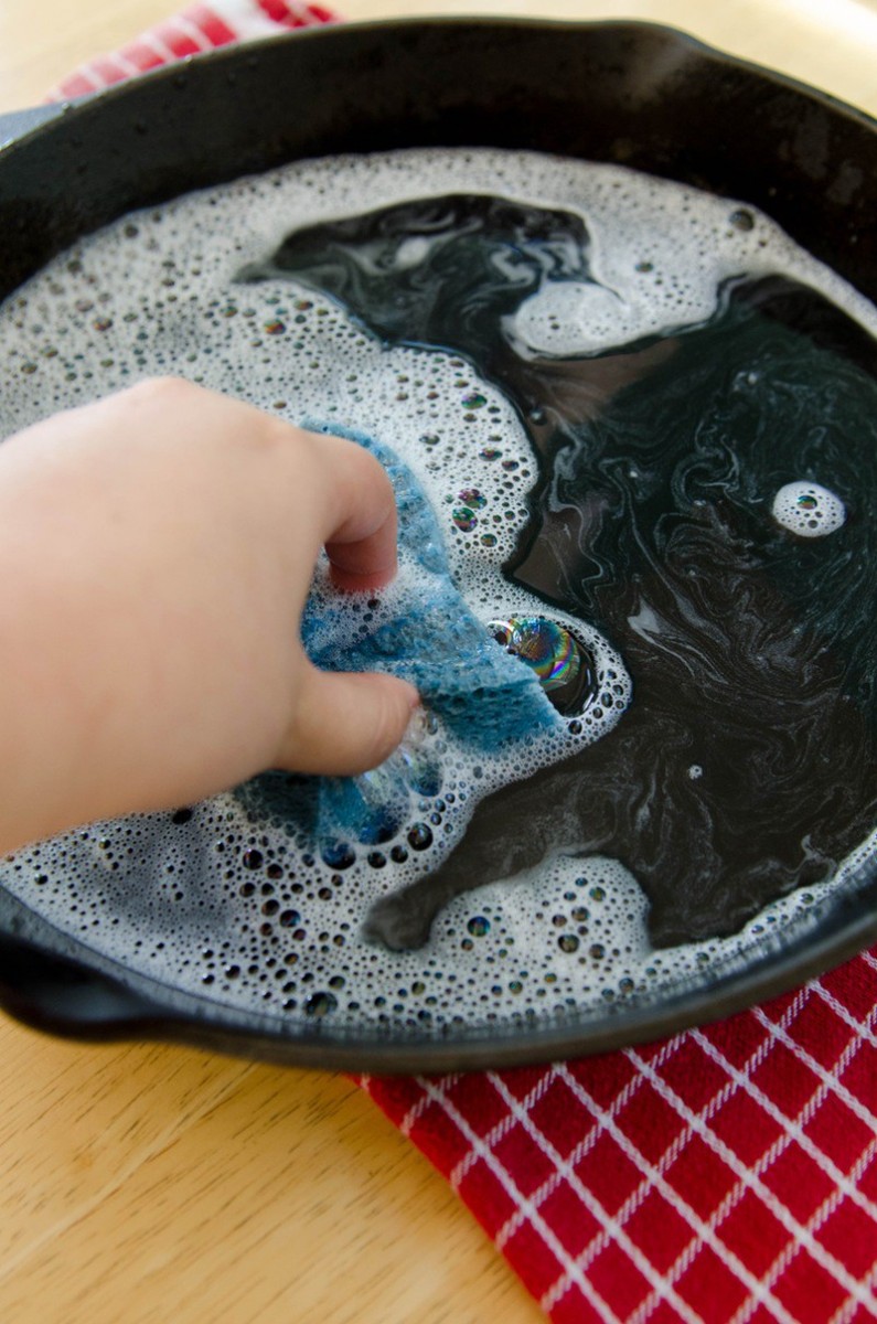 Отмыть сильно загрязненную посуду