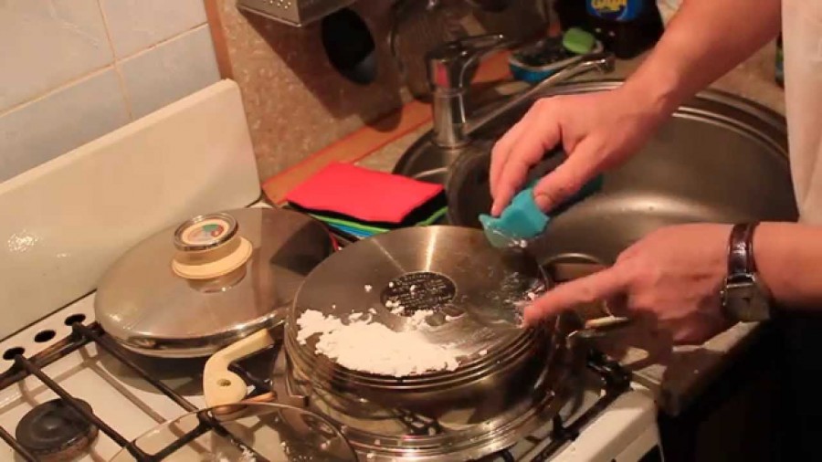 Как быстро отмыть посуду от налета